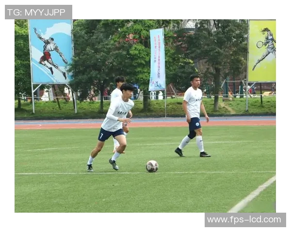 足球巨星赛场突发意外失控举动引发热议网友纷纷围观点赞 足球巨星赛场突发意外失控举动引发热议网友纷纷围观点赞