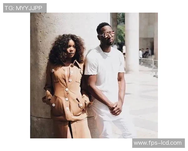 足球场上优雅风采女生版西装球星演绎时尚与运动的完美融合 足球场上优雅风采女生版西装球星演绎时尚与运动的完美融合